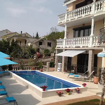 In Mit Garten, Terrasse Und Gemeinsamem Pool *