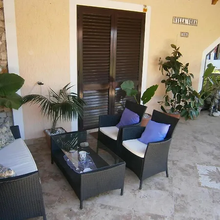 In Mit Garten, Terrasse Und Gemeinsamem Pool Apartament *