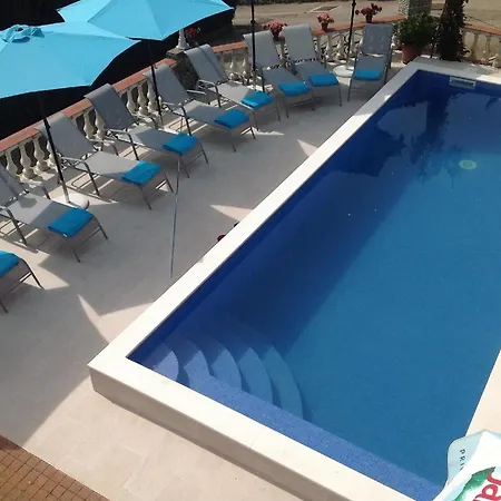 In Mit Garten, Terrasse Und Gemeinsamem Pool Apartament Novi Vinodolski