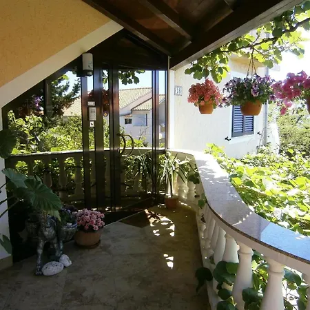In Mit Garten, Terrasse Und Gemeinsamem Pool