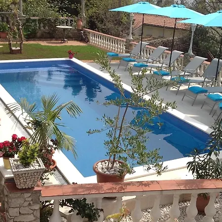 Apartament In Mit Garten, Terrasse Und Gemeinsamem Pool Novi Vinodolski