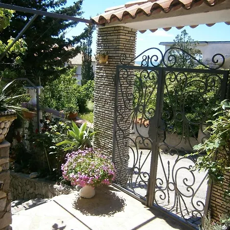 In Mit Garten, Terrasse Und Gemeinsamem Pool Novi Vinodolski